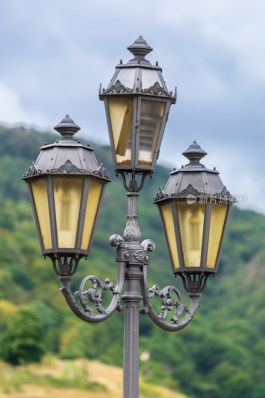 Straat Lamp在荷兰Cochem Duitsland遇见了de achtergrond van heet kasteel